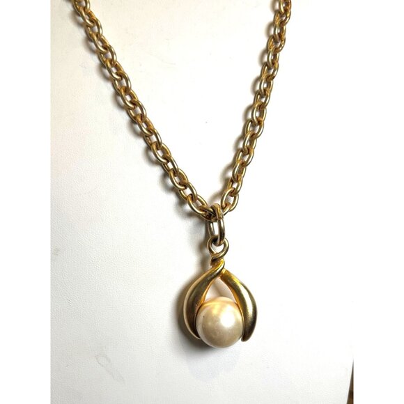 Vintage Gold-Tone Chain Necklace With simulated Pearl claw  Pendant - Picture 1 of 6